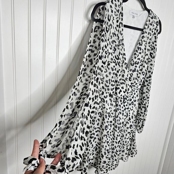 Great Jones White Leopard Print Surplice Dress Size XS Flounce Ruffle Chiffon - Picture 4 of 8